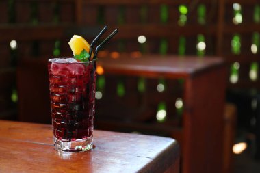 Masada buz ile lezzetli kokteyl cam çubuk