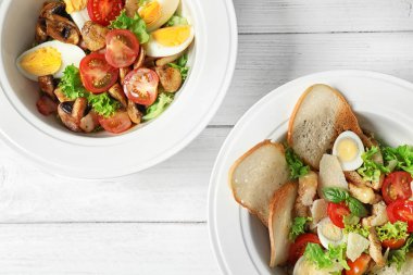 Tablo, üstten görünüm lezzetli taze salata ile plakalar