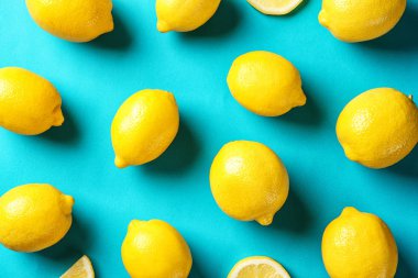 Renk arka plan üzerinde limon ile düz yatıyordu kompozisyon