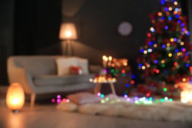 Şık oda dekore edilmiş Noel ağacı ile bulanık bakış