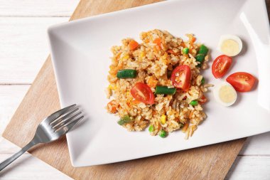 Plaka ile lezzetli haşlanmış pirinç ve sebze masada, üstten görünüm