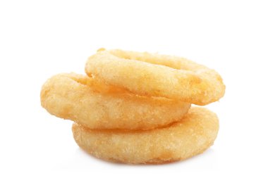 Taze pişmiş soğan halkaları beyaz arka plan üzerinde