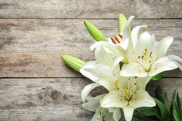 Ahşap Arka Plan Üzerinde Güzel Çiçek Açan Lily Çiçekler Ile — Stok fotoğraf