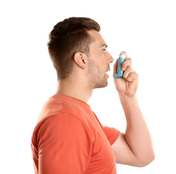 Hombre Joven Con Asma Usando Inhalador Sobre Fondo Blanco — Foto de Stock