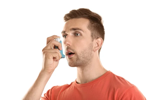 Jonge Man Met Astma Inhalator Gebruiken Witte Achtergrond — Stockfoto