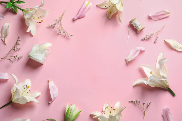 Плоская композиция с цветами лилии на цветном фоне
