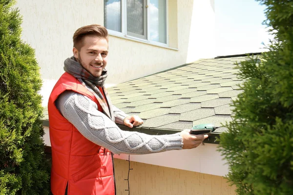 Hombre Joven Decorando Techo Con Luces Navidad — Foto de Stock