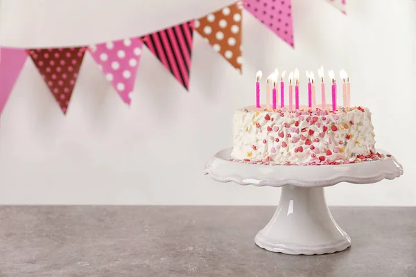 Torta Compleanno Con Candele Sul Tavolo Sullo Sfondo Bianco — Foto Stock