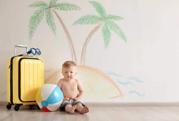 Criança Adorável Brincando Viajante Com Mala Dentro Casa — Fotografia de Stock