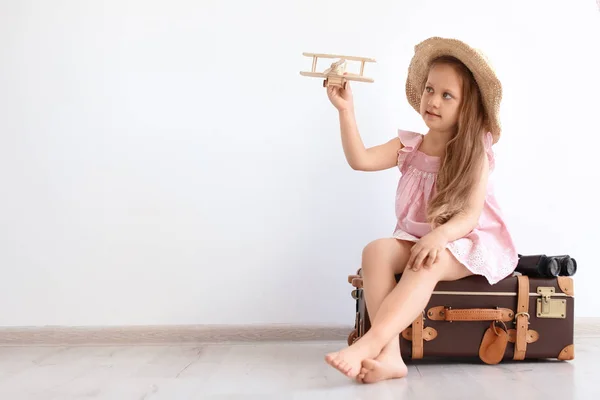 Criança Adorável Brincando Viajante Com Mala Dentro Casa — Fotografia de Stock