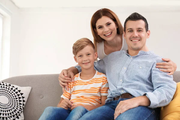 Gelukkige Familie Met Schattig Kind Bank Thuis — Stockfoto