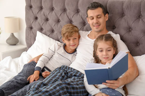 Pai Ler Livro Com Crianças Quarto Família Feliz — Fotografia de Stock