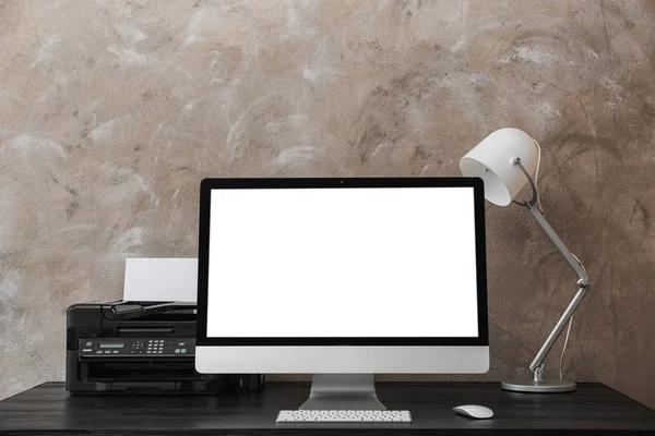 Computer Auf Schreibtisch Gegen Farbwand Homeoffice Komfortabler Arbeitsplatz — Stockfoto