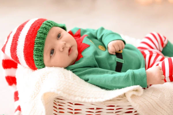 Bebê Bonito Vestindo Traje Natal Deitado Cesta Casa — Fotografia de Stock