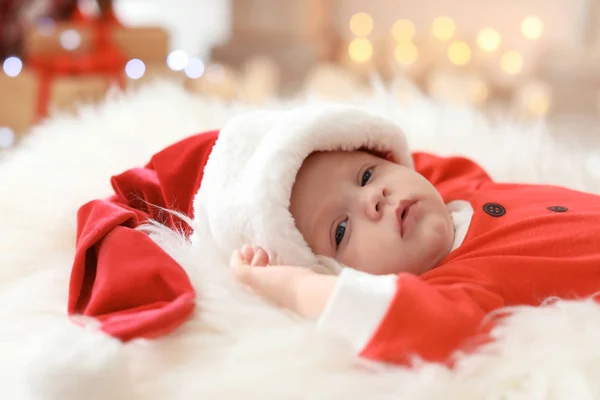 Lindo Bebé Traje Navidad Acostado Alfombra Piel — Foto de Stock