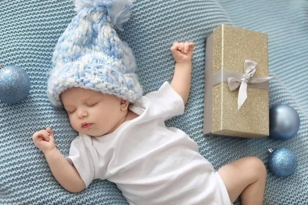 Bebê Bonito Chapéu Malha Com Decoração Natal Caixa Presente Dormindo — Fotografia de Stock