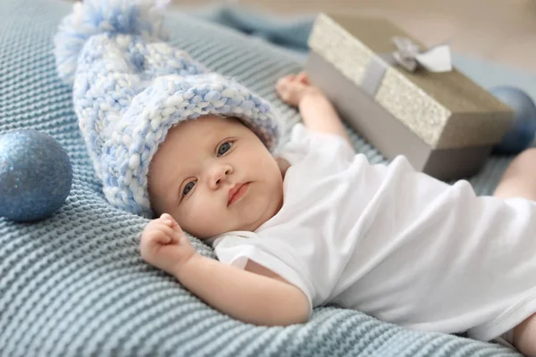 Bebê Bonito Chapéu Malha Com Decoração Natal Caixa Presente Deitado — Fotografia de Stock