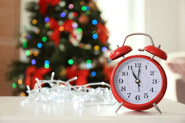 Κόκκινο Ρολόι Συναγερμών Και Χριστουγεννιάτικο Δέντρο Στο Φόντο Ώρα Για — Φωτογραφία Αρχείου
