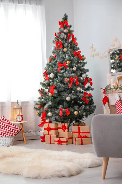 Elegante Soggiorno Interno Con Albero Natale Decorato — Foto Stock