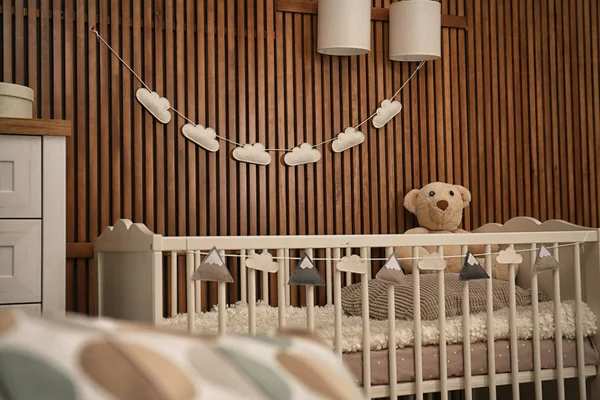 Interior Habitación Del Bebé Con Cuna Cerca Pared Madera —  Fotos de Stock