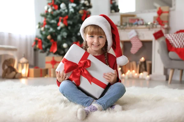 Schattig Kindje Kerstmuts Met Christmas Gift Box Thuis — Stockfoto