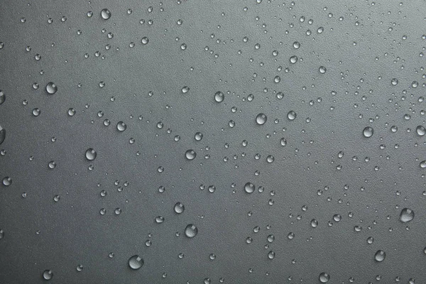 灰色の背景の多くのきれいな水の滴 — ストック写真