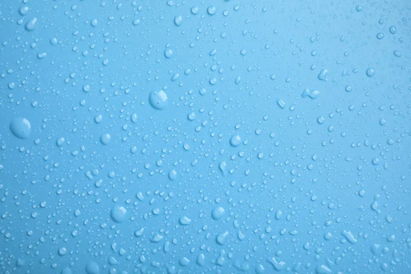 Много Капель Чистой Воды Цветном Фоне — стоковое фото