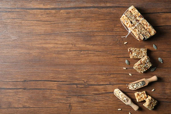 Composición Plana Con Barras Cereal Sobre Fondo Madera Snack Grano — Foto de Stock