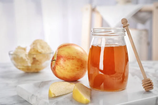 Glas Mit Honig Äpfeln Und Pfeffer Auf Marmortisch — Stockfoto