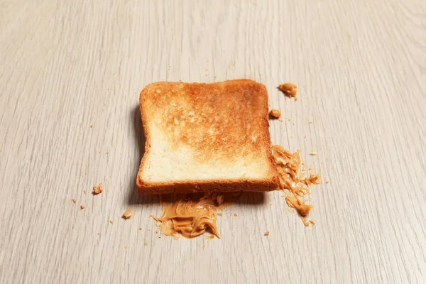 Pão Torrado Virado Com Manteiga Amendoim Chão — Fotografia de Stock