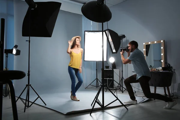 Modelo Bonito Posando Para Fotógrafo Profissional Estúdio — Fotografia de Stock