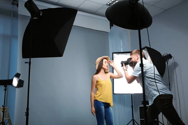 Hermosa Modelo Posando Para Fotógrafo Profesional Estudio — Foto de Stock