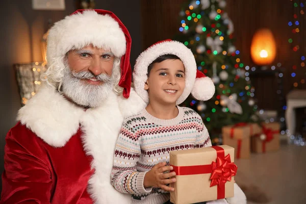 Malé Dítě Santa Claus Vánoční Dárek Doma — Stock fotografie