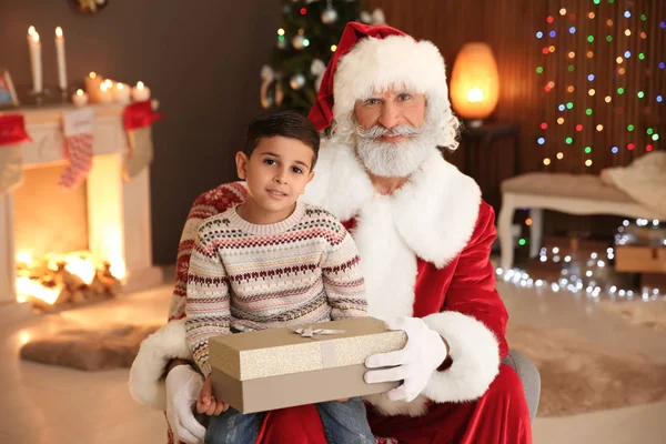 Klein Kind Met Sinterklaas Kerst Cadeau Thuis — Stockfoto