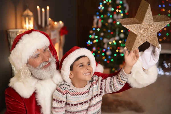 Niño Pequeño Con Santa Claus Estrella Navidad Casa —  Fotos de Stock