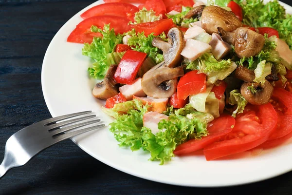 Plattan Med Läcker Fräsch Sallad Bordet Närbild — Stockfoto