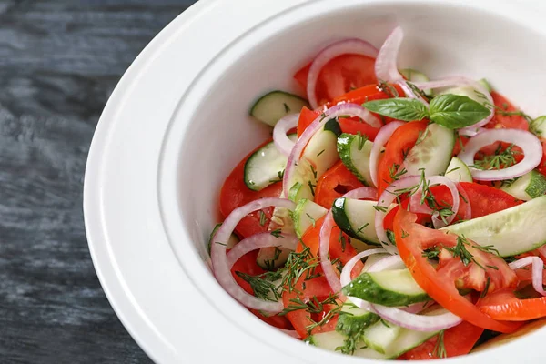 Teller Mit Leckerem Frischen Salat Auf Dem Tisch Nahaufnahme — Stockfoto