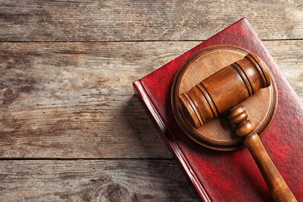 裁判官の小槌と木製の背景 上面の本 法の概念 — ストック写真