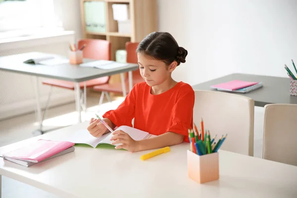 Lindo Niño Haciendo Tarea Escritorio Aula Escuela Primaria — Foto de Stock