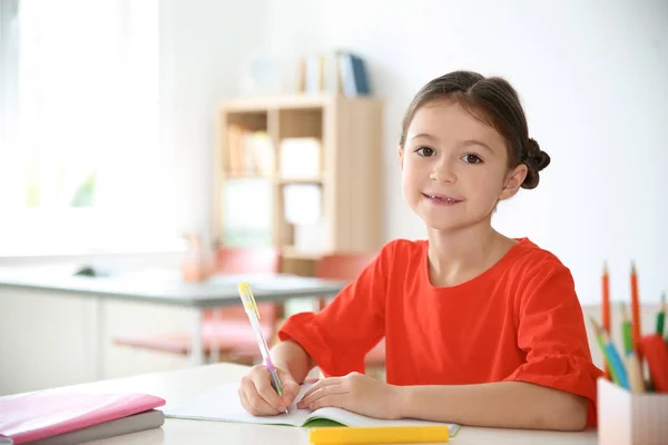 Schattig Kindje Toewijzing Bureau Klas Doen Basisschool — Stockfoto