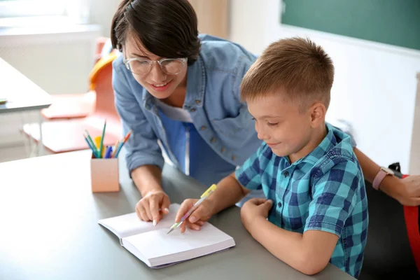 Profesora Ayudando Niño Con Una Tarea Escuela — Foto de Stock