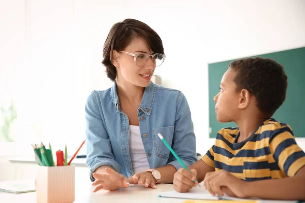 Segít Gyermek Iskolában Hozzárendeléssel Tanárnőt — Stock Fotó