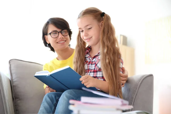 Mujer Joven Ayudando Hijo Con Tarea Casa Escuela Primaria — Foto de Stock