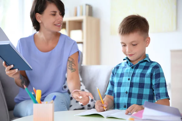 Mujer Joven Ayudando Hijo Con Tarea Casa Escuela Primaria — Foto de Stock