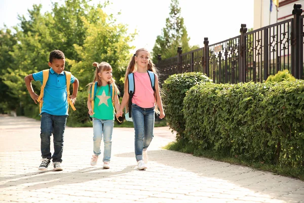 Lindos Niños Pequeños Con Mochilas Que Van Escuela —  Fotos de Stock