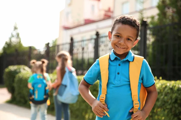 Piccolo Bambino Carino Con Zaino All Aperto Scuola Elementare — Foto Stock