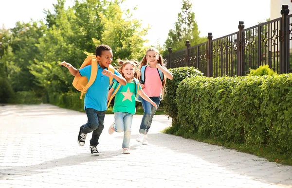 Lindos Niños Pequeños Con Mochilas Corriendo Aire Libre Escuela Primaria —  Fotos de Stock