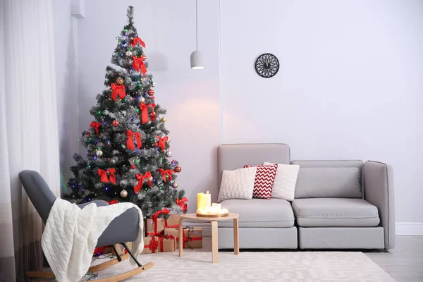 Interior Quarto Elegante Com Árvore Natal Decorada — Fotografia de Stock