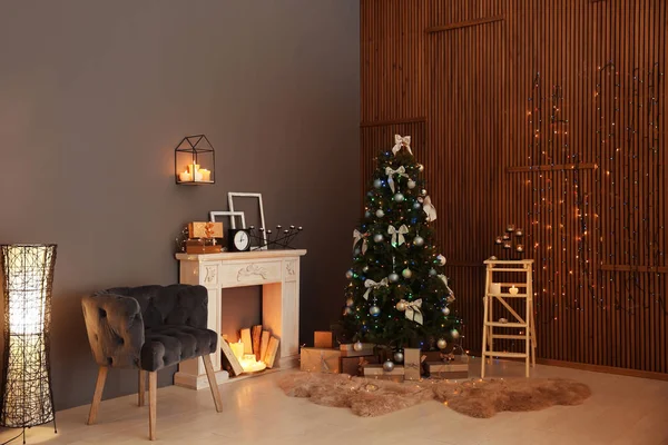 Stijlvolle Kamer Interieur Met Kerstboom Decoratieve Open Haard — Stockfoto