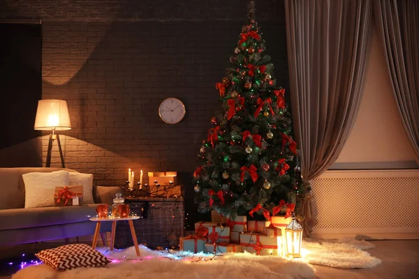 Stijlvolle Kamer Interieur Met Versierde Kerstboom — Stockfoto